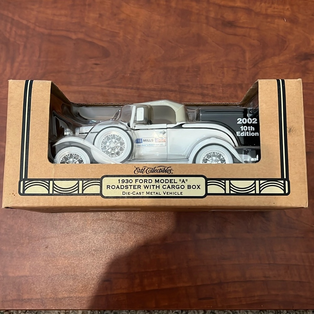 *NWT* ERTL Collectibles 1930 Ford Model A Die Cast Model Car